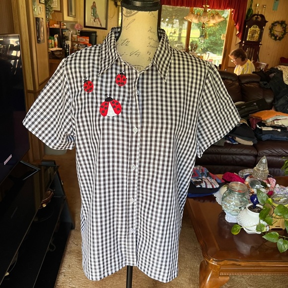 🐞Woman’s vintage checkered print with ladybug 🐞 patches button down blouse.🐞 - Picture 16 of 16